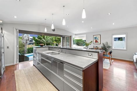 Photo of property in 13 Sandown Road, Rothesay Bay, Auckland, 0630