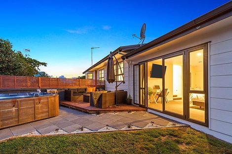 Photo of property in 8 Taurus Place, Kawaha Point, Rotorua, 3010