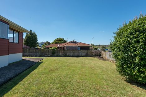 Photo of property in 34 Pinewood Grove, Botany Downs, Auckland, 2010