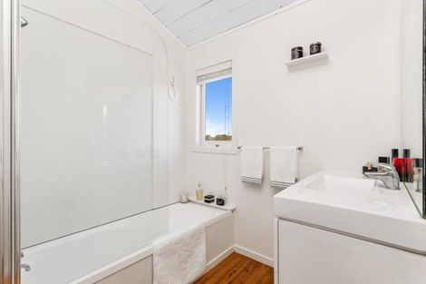 Photo of property in 141 Matipo Road, Te Atatu Peninsula, Auckland, 0610