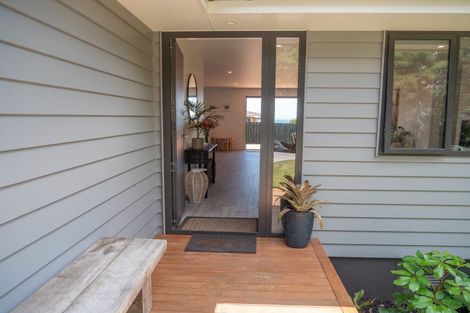 Photo of property in 24 Dudley Crescent, Cable Bay, 0420