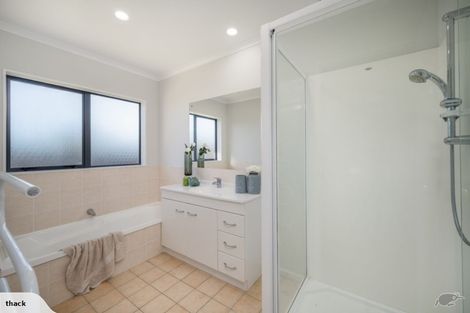 Photo of property in 3 Naul Place, East Tamaki Heights, Auckland, 2016