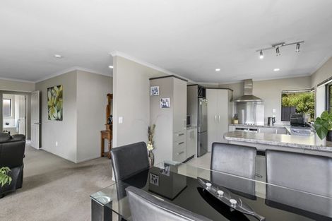 Photo of property in 15 Aragon Grove, Kingsley Heights, Upper Hutt, 5018