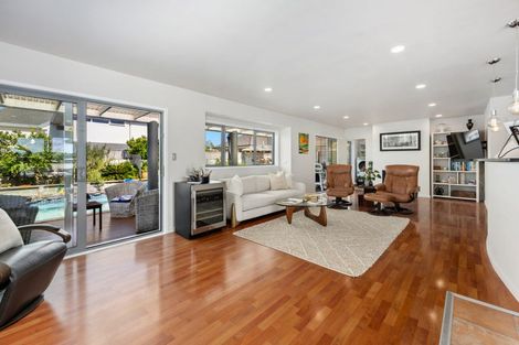 Photo of property in 1/66 Browns Bay Road, Rothesay Bay, Auckland, 0630