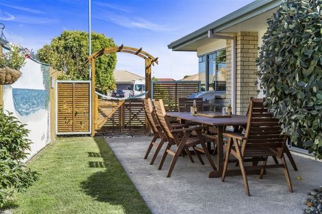 Photo of property in 33 The Gardens Drive, Papamoa Beach, Papamoa, 3118