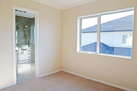Photo of property in 3 Iwinuku Crescent, Wattle Downs, Auckland, 2103
