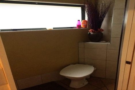 Photo of property in 17 Barker Rise, Northcross, Auckland, 0632