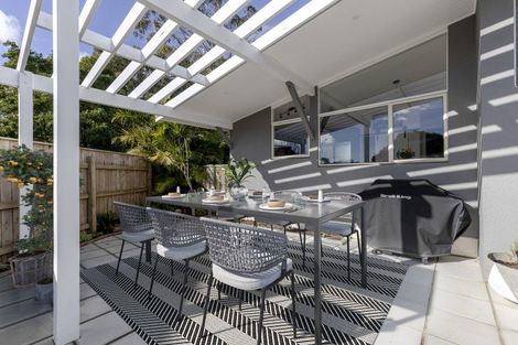 Photo of property in 25 Waiwera Place, Merrilands, New Plymouth, 4312