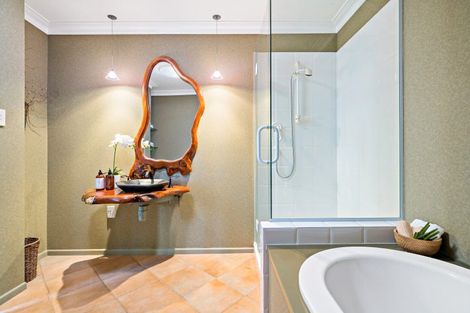 Photo of property in 30 Fairfax Avenue, Northcote, Auckland, 0627