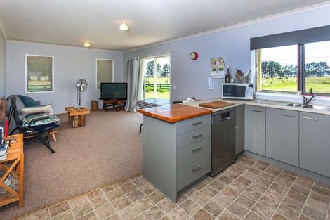 Photo of property in 589 East Coast Road, Browns Bay, Auckland, 0632