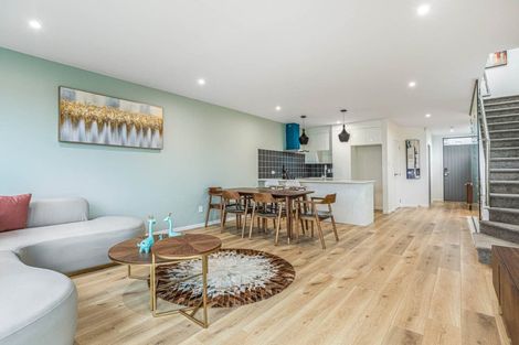 Photo of property in 4/10 Vinifera Place, Fairview Heights, Auckland, 0632