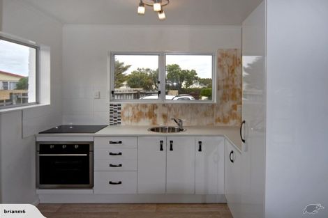 Photo of property in 7a Cheyne Walk, Newlands, Wellington, 6037