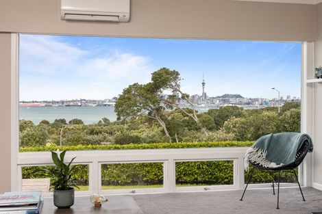Photo of property in 39 Sylvan Avenue, Northcote, Auckland, 0627