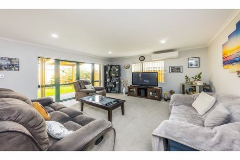 Photo of property in 38 Maypark Crescent, Flat Bush, Auckland, 2016