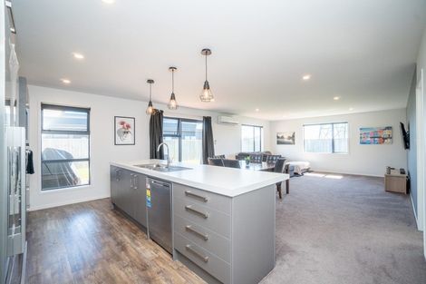 Photo of property in 8 Cyprus Place, Fitzherbert, Palmerston North, 4410