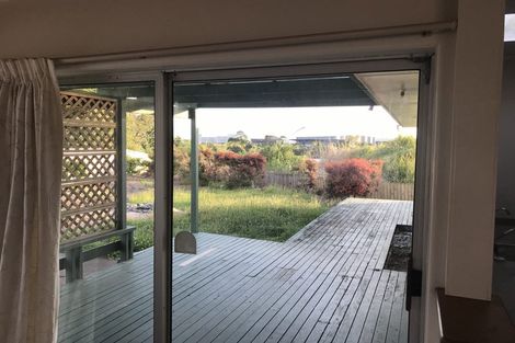 Photo of property in 2/133 Edgewater Drive, Pakuranga, Auckland, 2010