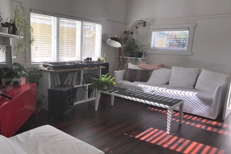 Photo of property in 12 William Bond Street, Stanley Point, Auckland, 0624