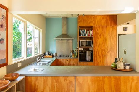 Photo of property in 174 Queens Drive, Lyall Bay, Wellington, 6022