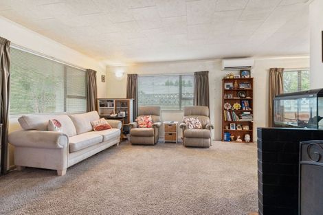 Photo of property in 2 Loasby Place, Greytown, 5712