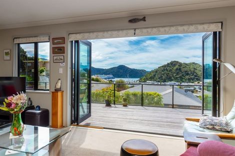 Photo of property in 18 Russell Street, Picton, 7220