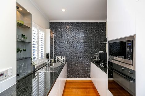 Photo of property in 2-6 Hamblyn Street, Strandon, New Plymouth, 4312