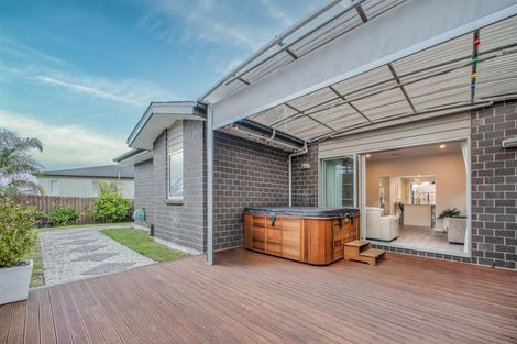 Photo of property in 11 San Casello Rise, Henderson, Auckland, 0612
