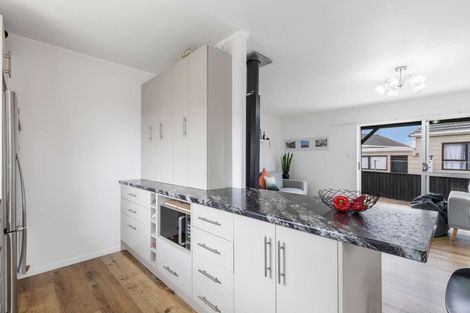 Photo of property in 22 Edgewater Parade, Waiuku, 2123