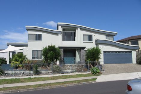 Photo of property in 6 Lupetti Rise, West Harbour, Auckland, 0618