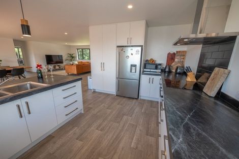 Photo of property in 24 Dudley Crescent, Cable Bay, 0420