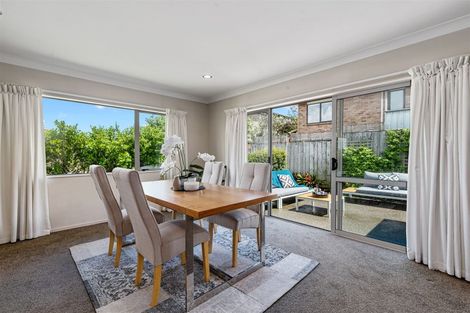Photo of property in 22 Rising Parade, Fairview Heights, Auckland, 0632