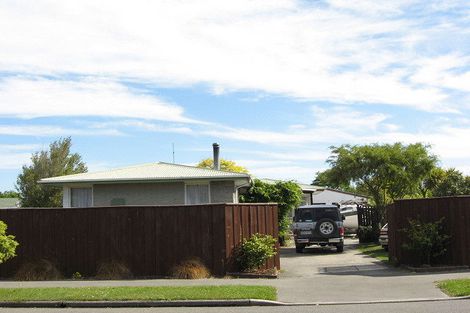 Photo of property in 17 Royal Park Drive, Parklands, Christchurch, 8083
