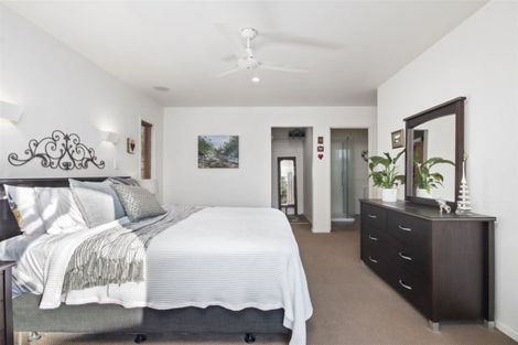 Photo of property in 23 Lough Bourne Drive, Pukekohe, 2120