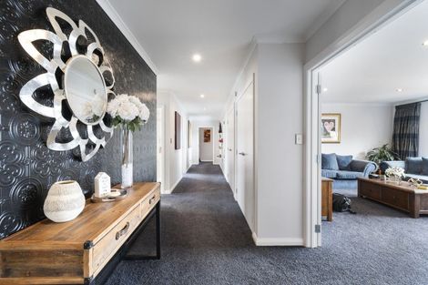 Photo of property in 9 Saint Heliers Grove, Fitzherbert, Palmerston North, 4410