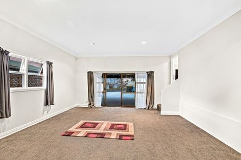 Photo of property in 31 Royal View Road, Te Atatu South, Auckland, 0610