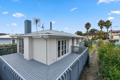 Photo of property in 47 Farquhar Road, Glendene, Auckland, 0602