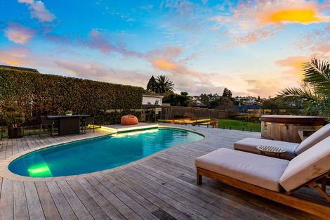 Photo of property in 172 Bleakhouse Road, Mellons Bay, Auckland, 2014