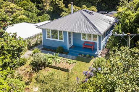 Photo of property in 65 Airlie Road, Plimmerton, Porirua, 5026