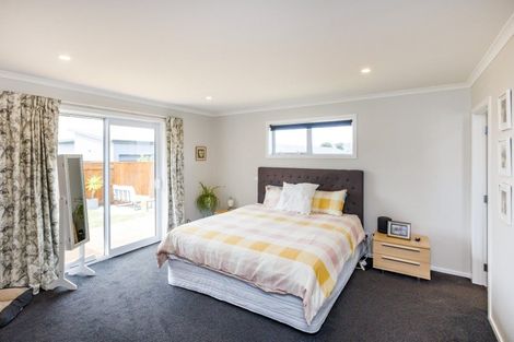 Photo of property in 120 Johnstone Drive, Fitzherbert, Palmerston North, 4410
