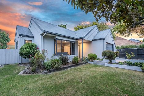 Photo of property in 21 Thornwood Place, Redwood, Christchurch, 8051