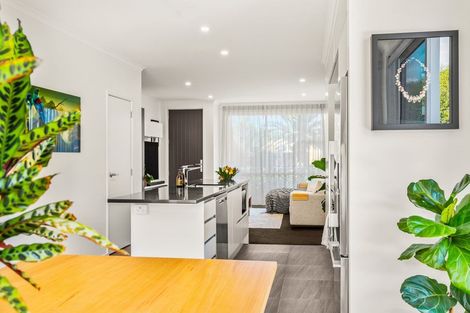 Photo of property in 69 Karepiro Drive, Stanmore Bay, Whangaparaoa, 0932