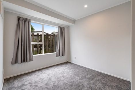 Photo of property in 2/2 Rook Place, Unsworth Heights, Auckland, 0632