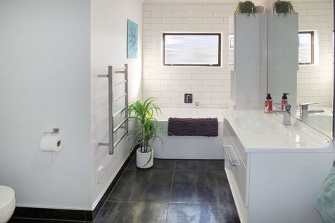 Photo of property in 50 Shortt Street, Foxton Beach, Foxton, 4815