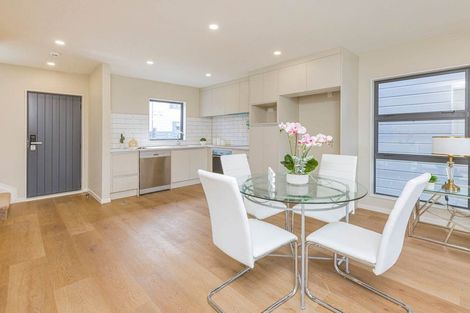 Photo of property in 2/43 Clevedon Road, Papakura, 2110