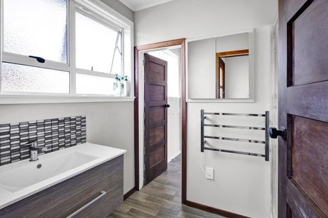 Photo of property in 16 Hadfield Street, Patea, 4520