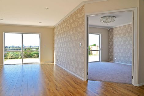 Photo of property in 3 Iwinuku Crescent, Wattle Downs, Auckland, 2103