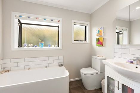 Photo of property in 60 Link Road, Newlands, Wellington, 6037