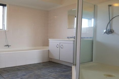 Photo of property in 18 Tomintoul Place, Highland Park, Auckland, 2010