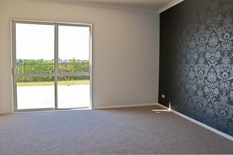 Photo of property in 3 Iwinuku Crescent, Wattle Downs, Auckland, 2103