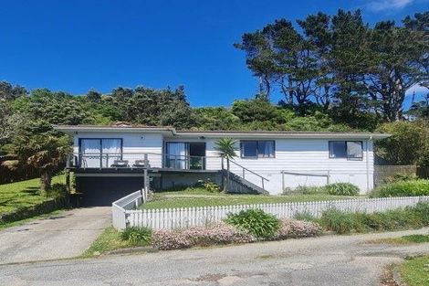 Photo of property in 25 Fernhaven Grove, Newlands, Wellington, 6037