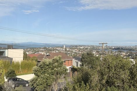Photo of property in 1/166 East Coast Road, Forrest Hill, Auckland, 0620